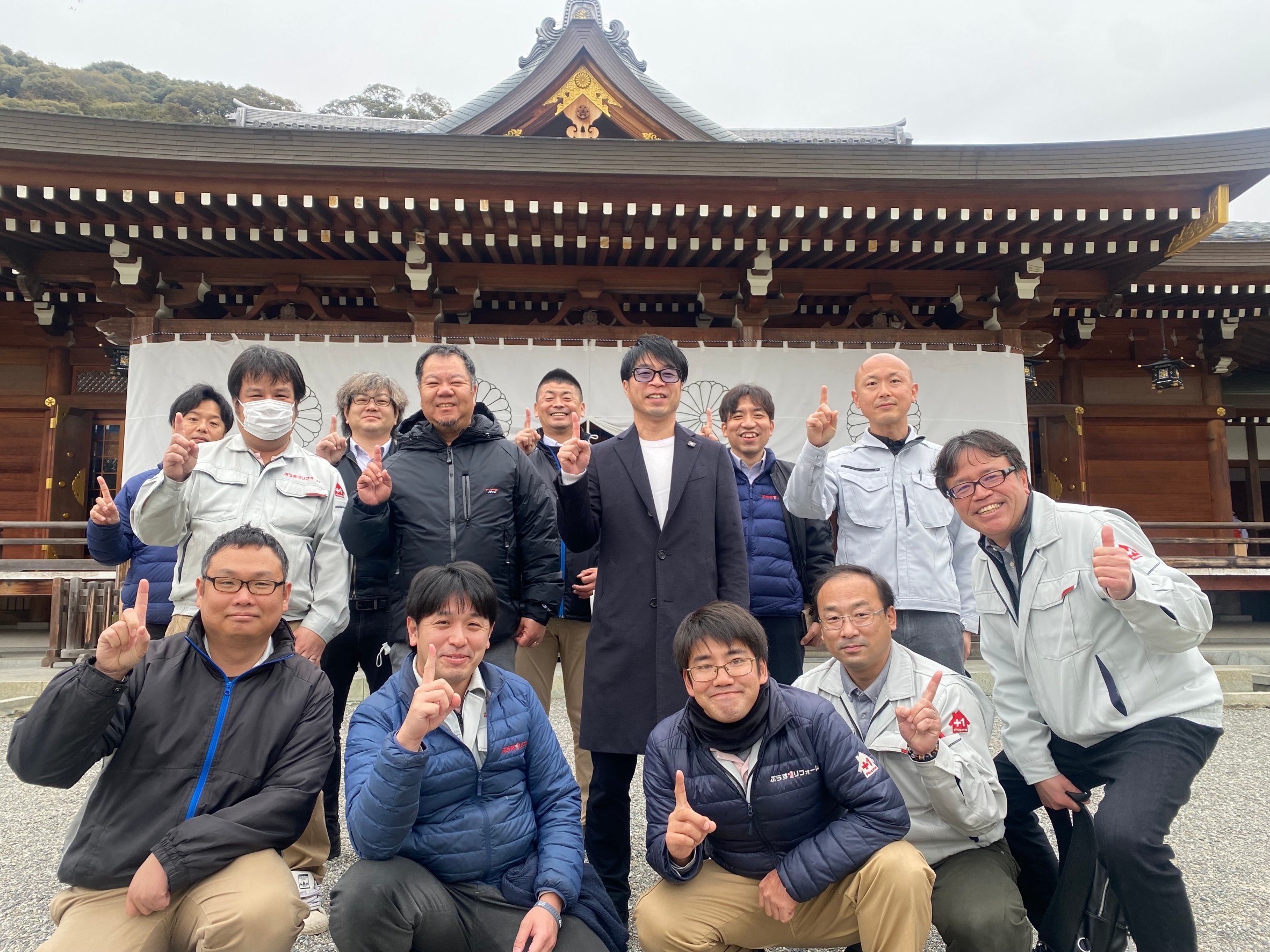 新たなエネルギーを求めて、大神神社へのぷらす1リフォーム店の祈願